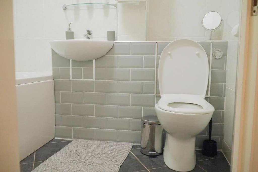 Modern 2 Bed Apartment Near City Centre 切姆 外观 照片